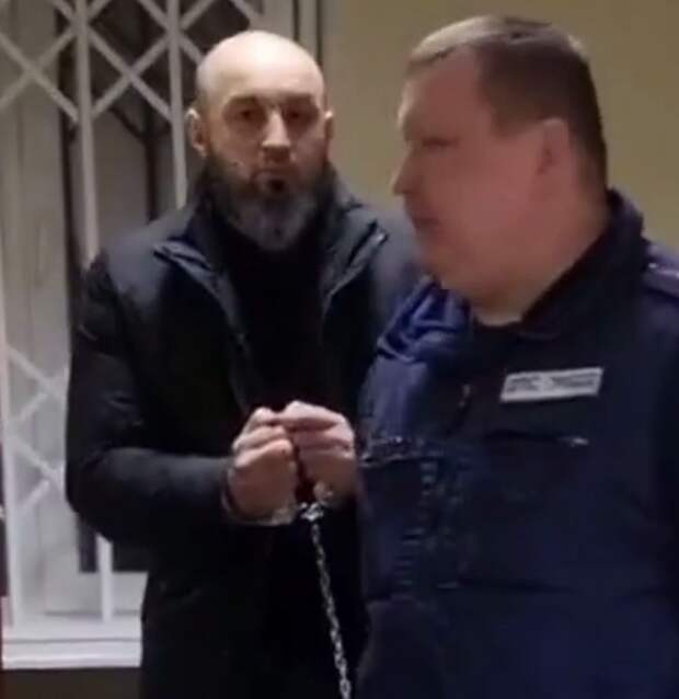 Из Подсудимого в Героя Улиц: Драматический Арест в Ленобласти Сцена, достойная голливудского боевика, развернулась в Всеволжском городском суде, где словно в кино вывели буйного "хозяина" жилого...-4