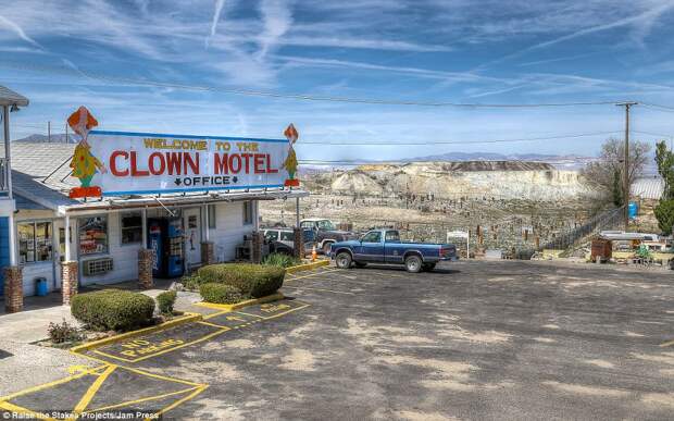 Мотель с жуткими клоунами и кладбищем по соседству в Неваде