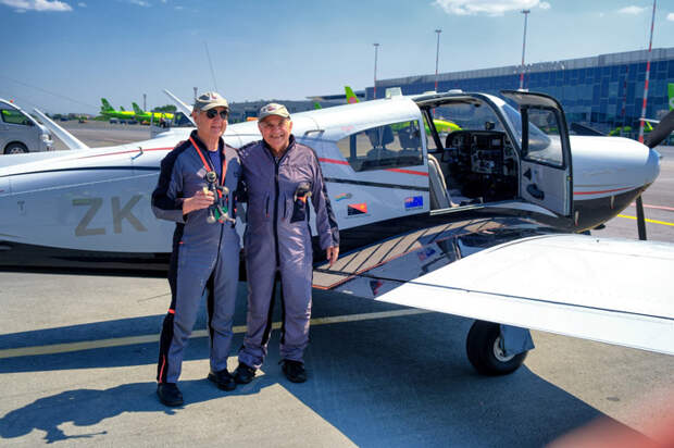 Аэропорт Толмачево встретил из «кругосветки» самый возрастной экипаж в мире