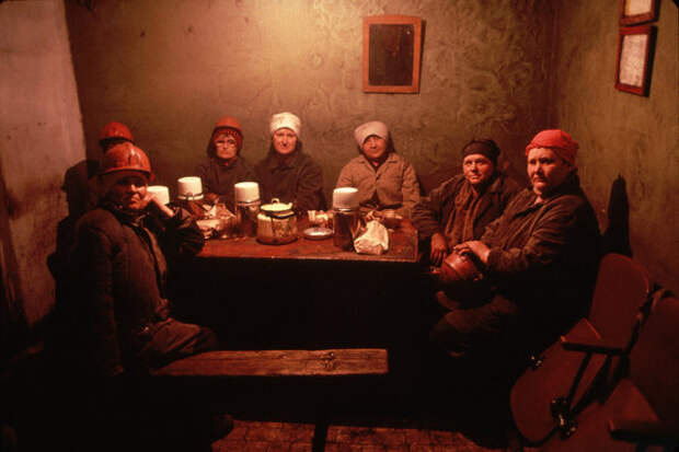 1991. Новокузнецк. Женщины шахтеры отдыхают после смены