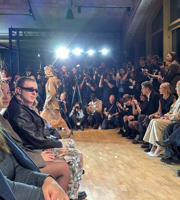 Певец Егор Крид в брюках за 230 тысяч рублей появился на показе