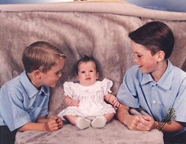 family-picture-baby-awkward-620x