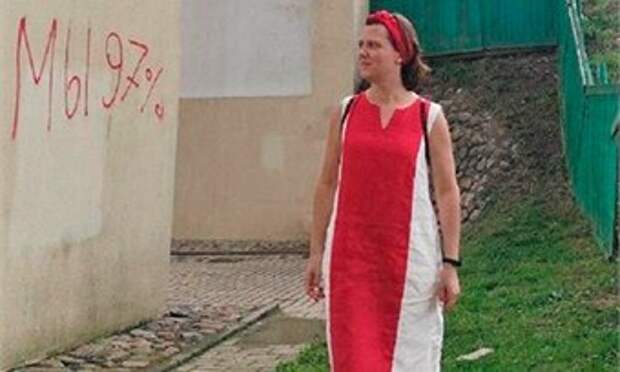 Белоруска провела два дня в СИЗО из-за платья цвета флага
