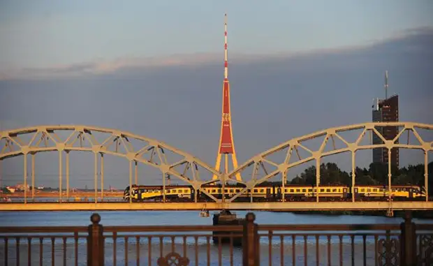 На фото: железнодорожный мост через реку Даугаву в Риге, Латвия.