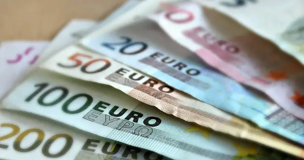 Россиянам блокируют счета в европейских банках. Что происходит, что делать?