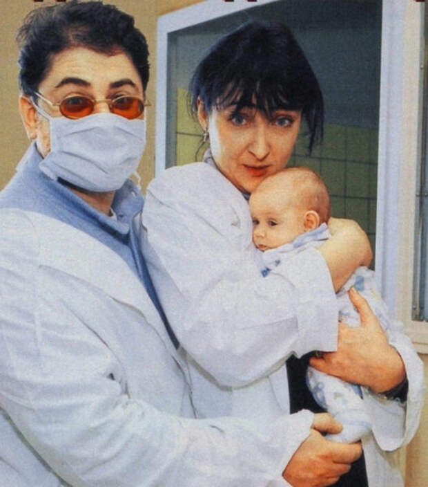 Александр Цекало и Лолита Милявская с новорожденной дочкой