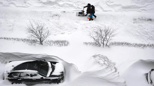 В Москве из-за снегопада появились платные услуги по откапыванию автомобилей