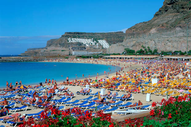 Турист сбежал с курорта после первого дня отпуска из-за покусавшей его девушки