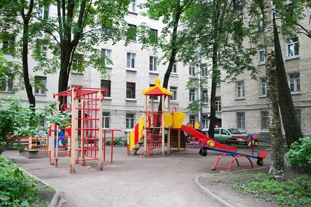 Детская площадка только для тех детей, чьи родители за ней смотрят