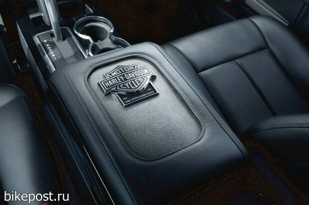 Автомобиль Ford F-150 2012 с логотипом Harley-Davidson