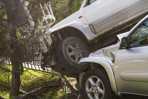 Дамочка в Mitsubishi Pajero Junior запрыгнула на дамочку в Toyota RAV4 Дамочка в Mitsubishi Pajero Junior запрыгнула на дамочку в Toyota RAV4