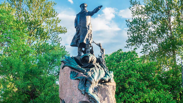 памятник адмиралу Макарову