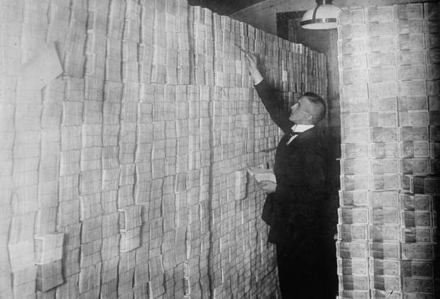 7 исторических фото бедных немцев, которые купаются в деньгах