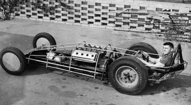 Изобретатель slingshot-компоновки Мики Томпсон со своим дрэгстером (1954 год). авто, автогонки, автомобили, автоспорт, гонки, гоночный автомобиль, спорт, технологии