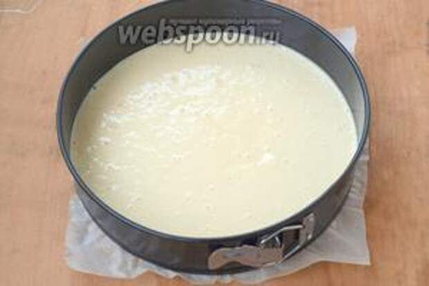 Форму для выпечки 24-26 см проложить пергаментной бумагой и смазать сливочным маслом, вылить тесто.