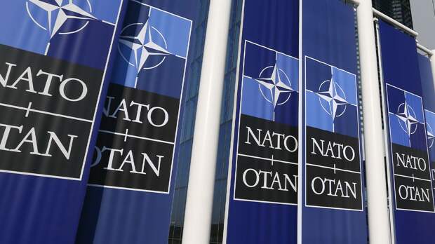 Экс-чиновник НАТО Леллуш раскритиковал попытки Запада «менять режим» в других государствах