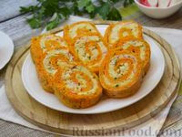 Фото к рецепту: Закусочный морковный рулет с сыром и крабовыми палочками