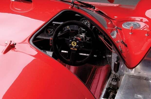 Спортпрототип Ferrari 512 1969 года: справа от пилота установлен бензобак объемом 120 литров (его заправочную горловину хорошо видно впереди). Бак такого же объема стоит и в левом пороге кузова. авто, автогонки, автомобили, автоспорт, гонки, гоночный автомобиль, спорт, технологии