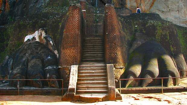 Файл: LionPawStairs Sigiriya.jpg