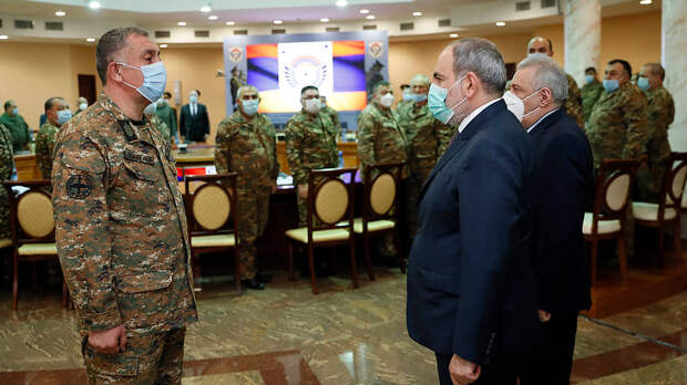 Новый руководитель Генштаба Армении Артак Давтян (слева) и премьер-министр Армении Никол Пашинян