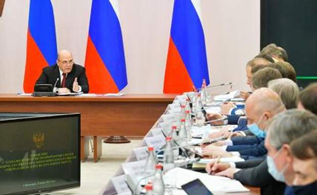 На фото: премьер-министр РФ Михаил Мишустин (слева) во время совещания по вопросам развития СКФО.
