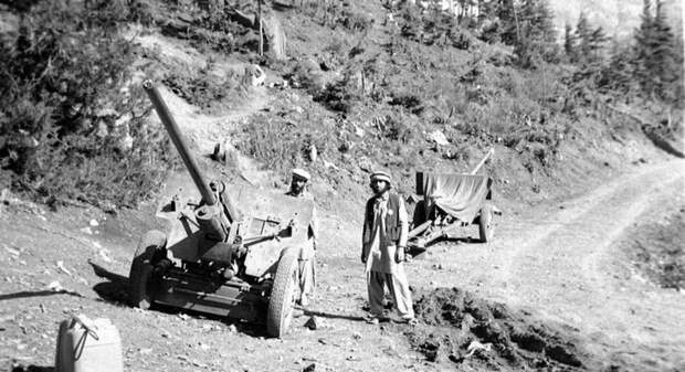 Моджахеды с двумя 57-мм противотанковыми пушками ЗИС-2 советского производства, отбитыми у правительственных войск в районе Даджи, Провинция Пактия, август 1984 года. Фото: Википедия