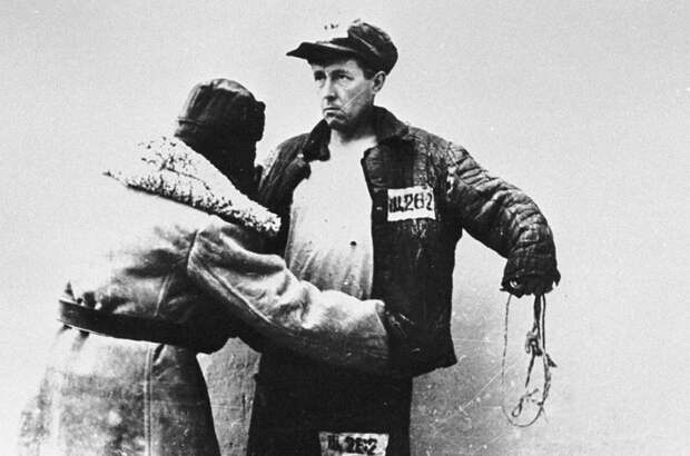 Постановочное фото "Обыск Солженицына" . Обыскивают автора 