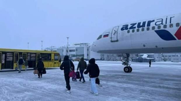 Пассажиры выходят из самолета / Фото: пресс-служба Минтранса Алтайского края