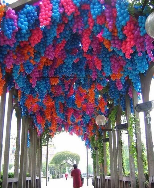 5. А это инсталляция "Pergola" из 90 000 пластиковых шаров, визуально напоминающих глицинии арт-объекты, города, дизайнеры, интересно, красиво, фото