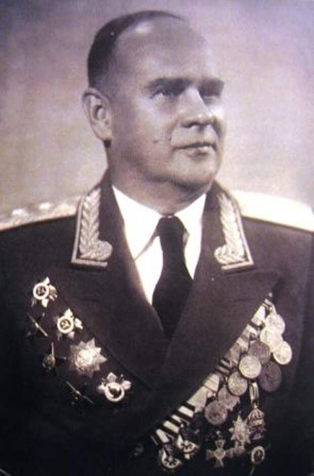 Советский генерал-лейтенант ВВС Грендаль с Георгиевскими крестами, конец 40-х гг.