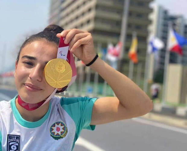 Азербайджанская дзюдоистка и параолимпийская чемпионка Шахана Гаджиева, выступающая на соревнованиях с параолимпийцами, внезапно прозрела. Но вряд ли это можно назвать чудом. Просто внезапно выяснилось, что все эти годы спортсменка притворялась незрячей и была абсолютно здорова. Спортивные чиновники Аербайджана благополучно рисовали ей нужные справки и решали вопросы на международном уровне. Это сильно помогало девушке завовевывать медали в борьбе с инвалидами. Когда обман вскрылся на очередной медкомиссии, Шахану не допустили до ЧМ для слепых и слабовидящих и пожизненно дисквалифицировали. Азербайджанская дзюдоистка и параолимпийская чемпионка Шахана Гаджиева, выступающая на соревнованиях с параолимпийцами, внезапно прозрела. Но вряд ли это можно назвать чудом.