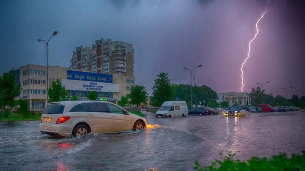 Шпаргалка для водителя: что делать, если машину затопило