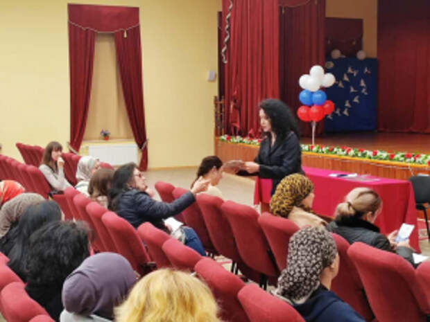 В КЧР в рамках Десятилетия детства сотрудники полиции и члены Общественного совета выступили спикерами в общешкольном родительском собрании