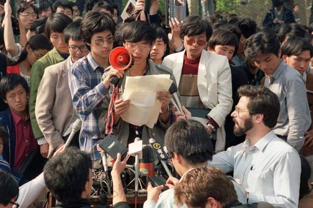 Одна из самых знаменитых фотографий протеста на Тяньаньмэнь-1989. А ведь с обеих сторон противостояния стоят фактически ровесники: студенты и солдаты.-11