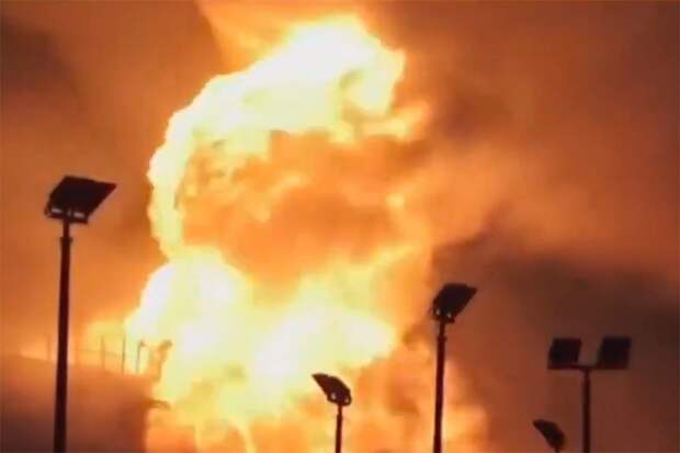 Тысячи тонн топлива выгорели после удара БПЛА по нефтебазе в Бахрейне