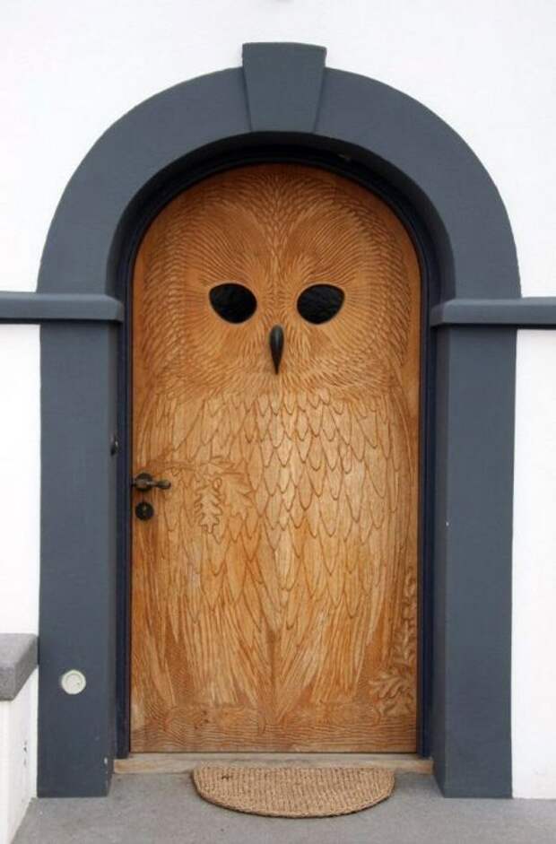 Резная деревянная дверь в форме совы - отличный показатель мудрости и великодушия. 
