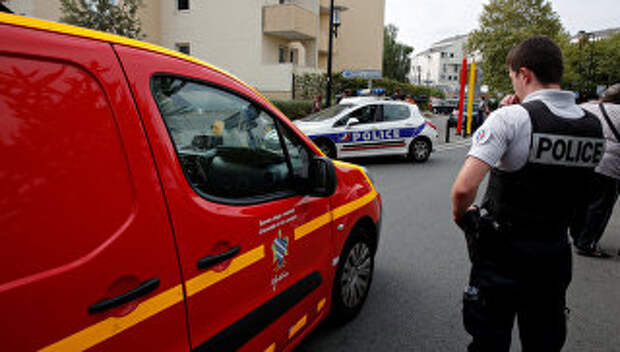 Полицейский на месте нападения неизвестного мужчины с ножом в коммуне Трапп под Парижем