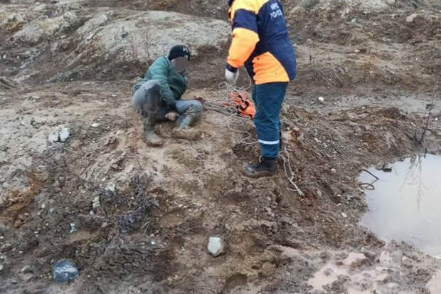 В Магадане спасатели вытащили ребенка, застрявшего в грязи
