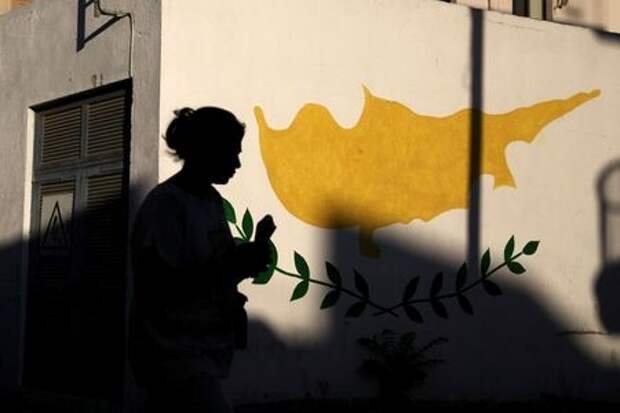 Флаг Кипра, нарисованный на стене здания в Никосии, 7 июля 2017 года. REUTERS/Yiannis Kourtoglou