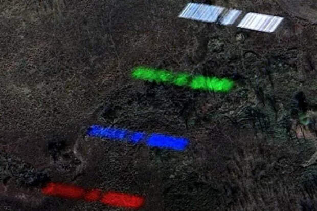 В кадр со спутника в Google Earth попал другой спутник. Ещё и в четырёх цветах