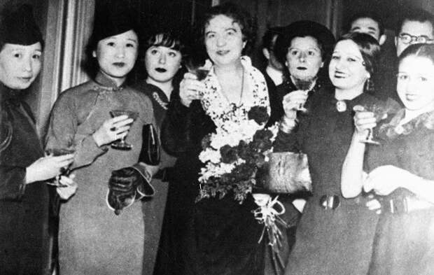 Как первая советская женщина-министр Александра Коллонтай «боролась за свободную любовь и против ревнивых самок»
