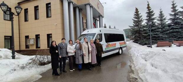 Яшел Үзәнгә «Гаилә автобусы» килде: 13 гаилә төрле белгечләрдән ярдәм алган