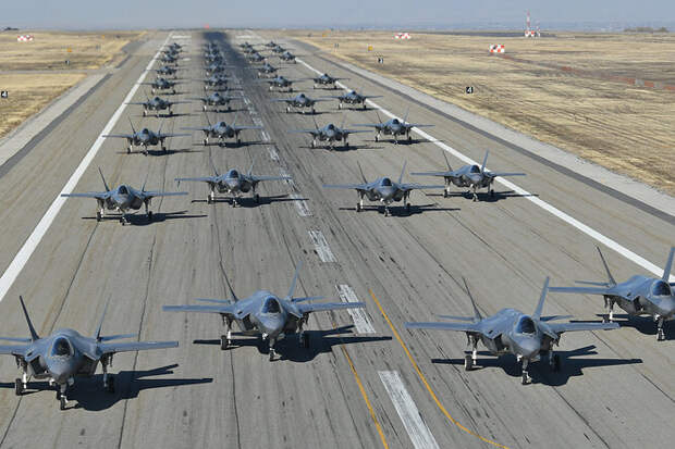 ВВС США вывели на «слоновью прогулку» 52 F-35 ВВС США вывели на «слоновью прогулку» 52 F-35