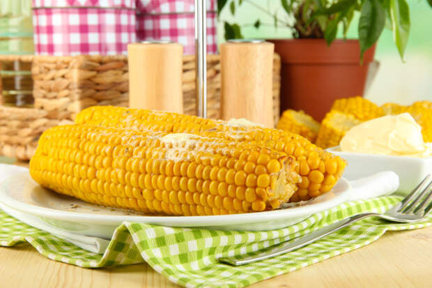 Вареная кукуруза с маслом