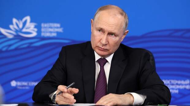 Путин пошутил над попросившим миллард из бюджета Грефом