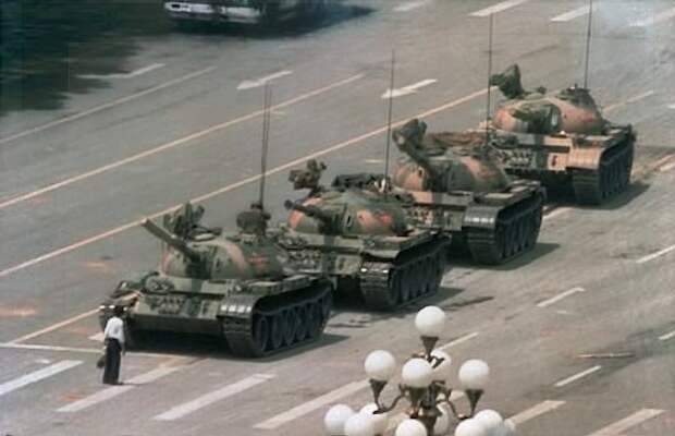 Одна из самых знаменитых фотографий протеста на Тяньаньмэнь-1989. А ведь с обеих сторон противостояния стоят фактически ровесники: студенты и солдаты.-22