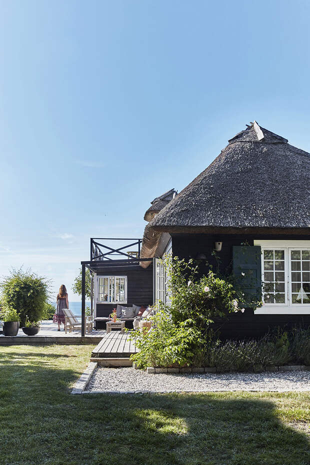Традиционный датский дом с соломенной крышей прямо на берегу моря