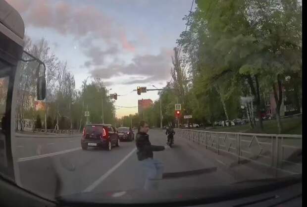 В Липецке подросток бросился под машину из-за автобуса В Липецке подросток бросился под машину из-за автобуса