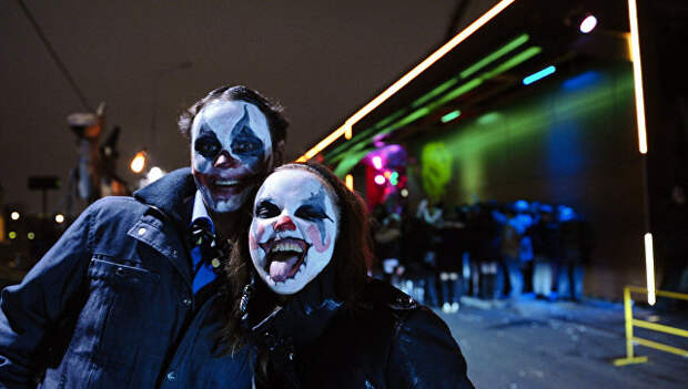 Молодые люди в гриме во время празднования Хэллоуина в Москве. Архивное фото