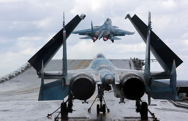 Истребители Су-33 на палубе авианесущего крейсера "Адмирал Кузнецов"